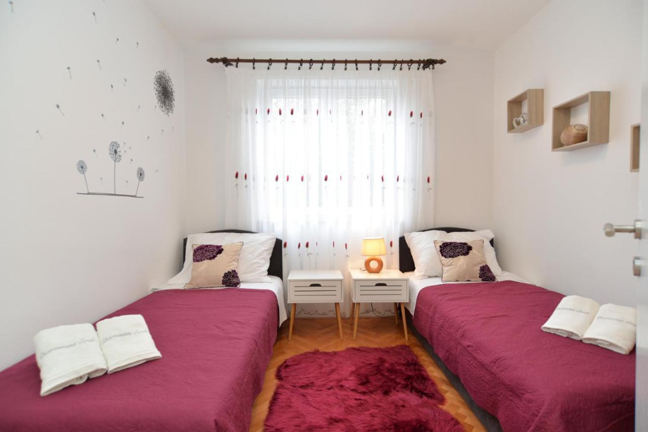 Apartments Violete 742 Pula Bagian luar foto